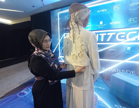 Busana Perempuan Ottoman Melenggang di Panggung Surabaya Fashion Parade