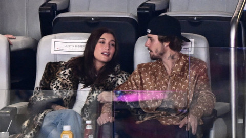 Penyanyi-penulis lagu asal Kanada, Justin Bieber, dan istrinya, model asal AS, Hailey Bieber, menonton Super Bowl LVIII antara Kansas City Chiefs dan San Francisco 49ers di Stadion Allegiant di Las Vegas, Nevada, 11 Februari 2024. Foto: Patrick T. Fallon/AFP 