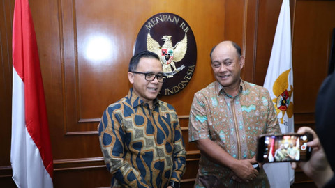 MenPAN RB Abdullah Azwar Anas bertemu Kepala Badan Gizi Nasional Dadan Hindayana membahas implementasi program makan bergizi gratis, Jumat (23/8/2024). Foto: Dok. KemenPANRB