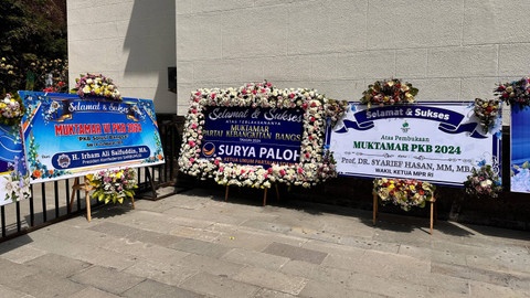 Karangan bunga dari elite partai politik di lokasi pelaksanaan Muktamar PKB di Bali.  Foto: Dok. Istimewa