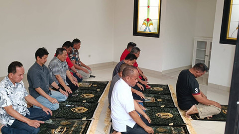 Anies Baswedan melaksanakan Shalat Dzuhur saat tiba di DPD PDIP DKI Jakarta, Cakung, Jakarta Timur, Sabtu (24/8/2024). Foto: Fadlan Nuril Fahmi/kumparan