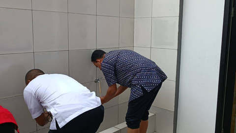 Anies Baswedan berwudhu sebelum melaksanakan Shalat Dzuhur saat tiba di DPD PDIP DKI Jakarta, Cakung, Jakarta Timur, Sabtu (24/8/2024). Foto: Fadlan Nuril Fahmi/kumparan