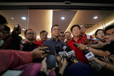 Anies Baswedan bersama Ketua DPD PDIP DKI Jakarta Adi Wijaya (Aming) memberikan keterangan kepada wartawan usai melakukan pertemuan di Kantor DPD PDIP DKI Jakarta, Sabtu (24/8/2024). Foto: Jamal Ramadhan/kumparan