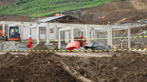 Proses pembangunan hunian untuk warga Pulau Ruang di tempat relokasi yang ada di Kabupaten Bolmong Selatan. 