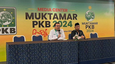 Wasekjen PKB Syaiful Huda (kiri) dan Wasekjen PKB Zainul Munasichin saat konferensi pers Muktamar PKB 2024, Bali, Sabtu (24/8).  Foto: Haya Syahira/kumparan