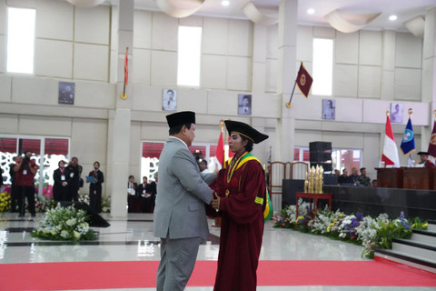 Menteri Pertahanan, Prabowo Subianto menyalami mahasiswi saat menghadiri sidang senat terbuka wisuda program Diploma, Sarjana, Magister dan Doktor Universitas Pertahanan RI 2024, di Kampus Unhan, Kabupaten Bogor, Jawa Barat, Sabtu (24/8). Foto: Dok. Istimewa