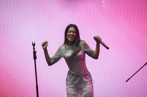 Penyanyi Eva Celia tampil pada konser musik Lalala Fest 2024 di JIExpo Kemayoran, Jakarta, Sabtu (24/8/2024). Foto: Jamal Ramadhan/kumparan