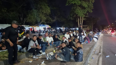 Massa mulai membubarkan diri usai unjuk rasa penolakan Muktamar ke-6 PKB halaman Lapangan Lagoon, Kawasan Nusa Dua, Kabupaten Badung, Bali, Sabtu (24/8). Foto: Denita BR Matondang/kumparan