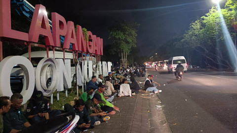 Massa mulai membubarkan diri usai unjuk rasa penolakan Muktamar ke-6 PKB halaman Lapangan Lagoon, Kawasan Nusa Dua, Kabupaten Badung, Bali, Sabtu (24/8). Foto: Denita BR Matondang/kumparan