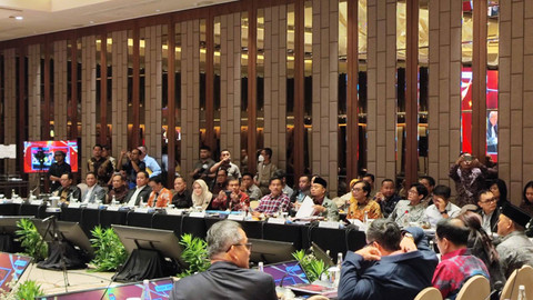 Rapat konsinyering pembahasan 4 rancangan PKPU Pilkada di Hotel Ayana, Jakarta Pusat, Sabtu (24/8) malam. Foto: Jonathan Devin/kumparan