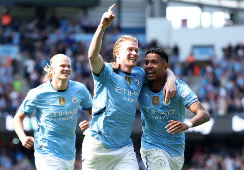 Erling Haaland, Kevin De Bruyne, dan Savinho berselebrasi saat Manchester City vs Ipswich Town dalam laga pekan kedua Liga Inggris 2024/25 di Stadion Etihad pada Sabtu (24/8) malam WIB. Foto: Action Images via Reuters/Craig Brough