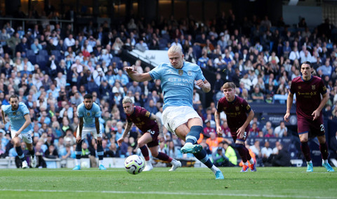 Erling Haaland mencetak gol via penalti saat Manchester City vs Ipswich Town dalam laga pekan kedua Liga Inggris 2024/25 di Stadion Etihad pada Sabtu (24/8) malam WIB. Foto: Action Images via Reuters/Craig Brough