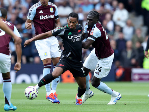Jurrien Timber duel dengan Amadou Onana saat Aston Villa vs Arsenal dalam laga pekan kedua Liga Inggris 2024/25 di Stadion Villa Park pada Sabtu (24/8) malam WIB. Foto: Action Images via Reuters/Ed Sykes
