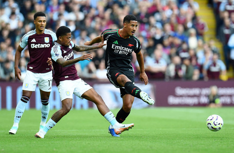Willam Saliba duel dengan Leon Bailey saat Aston Villa vs Arsenal dalam laga pekan kedua Liga Inggris 2024/25 di Stadion Villa Park pada Sabtu (24/8) malam WIB. Foto: REUTERS/Peter Powell