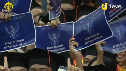 Wisudawan UI Angkat Poster 'Peringatan Darurat'. Foto: Dok. Istimewa