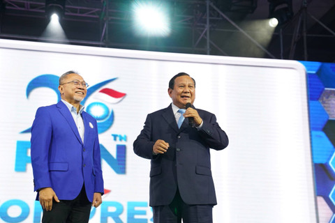 Presiden terpilih Prabowo Subianto (tengah) didampingi Ketua Umum Partai Amanat Nasional (PAN) Zulkifli Hasan tiba saat menghadiri penutupan Kongres ke-VI PAN di Jakarta, Sabtu (24/8/2024). Foto: Dok. Istimewa