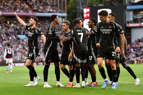 Sejumlah pemain Arsenal berselebrasi usai mencetak gol ke gawang Aston Villa pada pekan kedua liga Inggris di Villa Park, Birmingham, Inggris, Sabtu (24/8/2024). Foto: Ed Sykes/Reuters