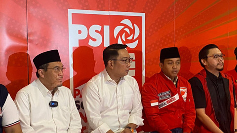 Bakal calon Gubernur-Wakil Gubernur DKI Jakarta Ridwan Kamil-Suswono bersama jajaran DPP PSI di Kantor DPP PSI, Tanah Abang, Jakarta, Minggu (25/8/2024).  Foto: Abid Raihan/kumparan
