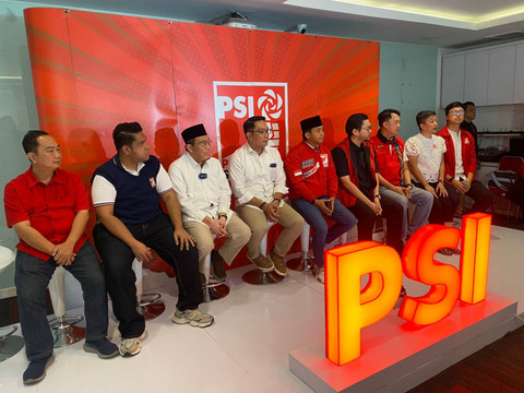Bakal calon Gubernur-Wakil Gubernur DKI Jakarta Ridwan Kamil-Suswono bersama jajaran DPP PSI di Kantor DPP PSI, Tanah Abang, Jakarta, Minggu (25/8/2024).  Foto: Abid Raihan/kumparan
