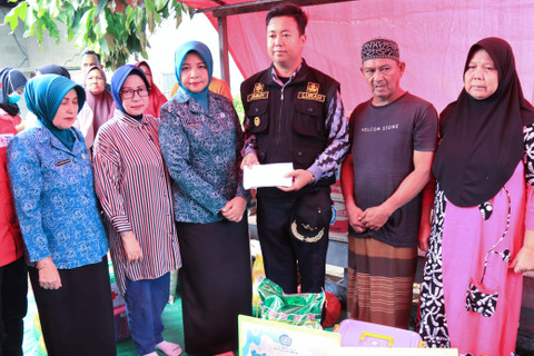 Pemprov dan PMI Kalbar saat menyerahkan bantuan kepada korban kebakaran di Pontianak Timur. Foto: Adpim Pemprov Kalbar