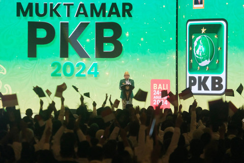 Ketua Umum Partai Kebangkitan Bangsa (PKB) Muhaimin Iskandar (kanan) menyampaikan sambutan saat pembukaan Muktamar VI Partai Kebangkitan Bangsa (PKB) di Bali Nusa Dua Convention Center (BNDCC), Badung, Bali, Sabtu (24/8/2024).  Foto: Nyoman Hendra Wibowo/ANTARA FOTO