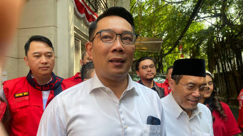 Bakal Calon Gubernur-Wakil Gubernur DKI Jakarta, Ridwan Kamil-Suswono di Basecamp DPP PSI, Jakarta Pusat setelah mendapat SK B1 KWK pada Minggu (25/8). Foto: Abid Raihan/kumparan