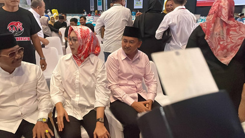 Airin Rachmi Diany dan Ade Sumardi tiba jelang deklarasi cagub-cawagub Pilgub Banten 2024, di ICE BSD, Tangerang, Banten, Minggu (25/8/2024). Foto: Fadhil Pramudya/kumparan