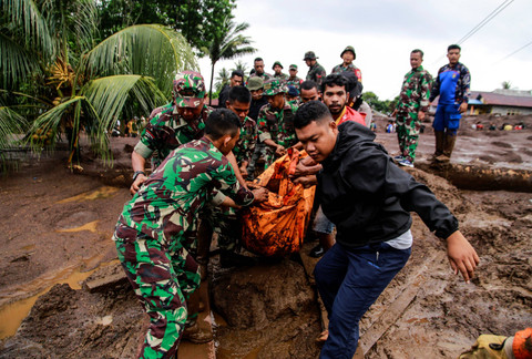 Sejumlah petugas SAR gabungan melakukan evakuasi jenazah korban banjir bandang di Kelurahan Rua, Kota Ternate, Maluku Utara, Minggu (25/8/2024). Foto: Andri Saputra/ANTARA FOTO