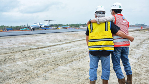 Menteri Perhubungan Budi Karya Sumadi dan Menteri PUPR Basuki Hadimuljono menyaksikan uji coba landasan pacu (runway) Bandara Ibu Kota Nusantara (IKN). Uji coba menggunakan pesawat kalibrasi jenis King Air tipe 200 PK CAO Minggu (25/8/2024).  Foto: Dok. Kementerian Perhubungan