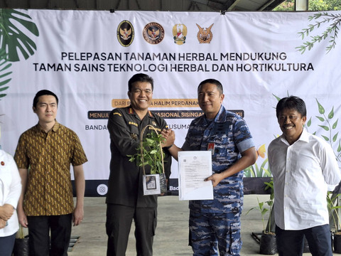 Kepala Barantin, Zahat Manaor Pangabean dalam Pelepasan tanaman herbal untuk mendukung TSTH2 di Lanud Halim Perdanakusuma, Jakarta pada Minggu (25/8/2024). Foto: Argya D. Maheswara/kumpara/kumparan