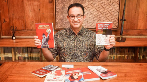 Anies Baswedan memamerkan buku dari hasil pertemuan dengan PDIP. Foto: Instagram/ @aniesbaswedan