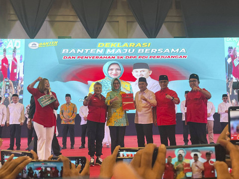 Penyerahan rekomendasi secara simbolis untuk Airin Rachmi Diany dan Ade Sumardi sebagai cagub-cawagub Banten, di ICE BSD, Tangerang, Banten, Minggu (25/8/2024). Foto: Fadhil Pramudya/kumparan