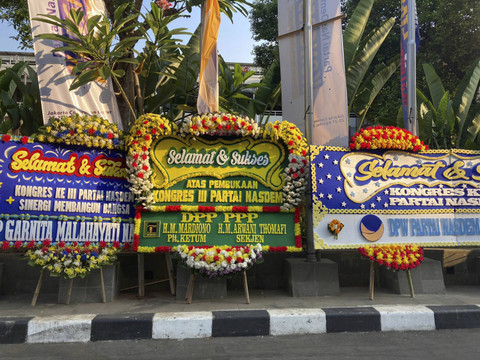 Rangkaian Bunga dari Sejumlah Partai Politik Menghiasi Depan Aula JCC, Minggu (25/8/2024). Foto: Alya Zahra/Kumparan