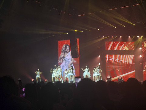 Penampilan Girl group K-pop IVE saat menggelar konser perdana bertajuk "Show What i Have" di ICE BSD Serpong, Sabtu (24/8/2024). Foto: Ela Nurlaela/kumparan