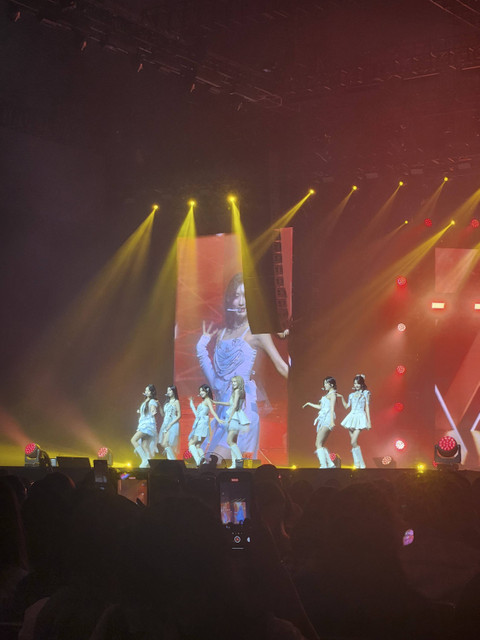 Penampilan Girl group K-pop IVE saat menggelar konser perdana bertajuk "Show What i Have" di ICE BSD Serpong, Sabtu (24/8/2024). Foto: Ela Nurlaela/kumparan