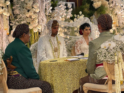 Nadine Kaiser dan Geoffrey Alain Gerald Meyssonnier resmi menikah pada Minggu (25/8) di Masjid Istiqomah, Pangandaran. Foto: Arifin Asydhad/kumparan