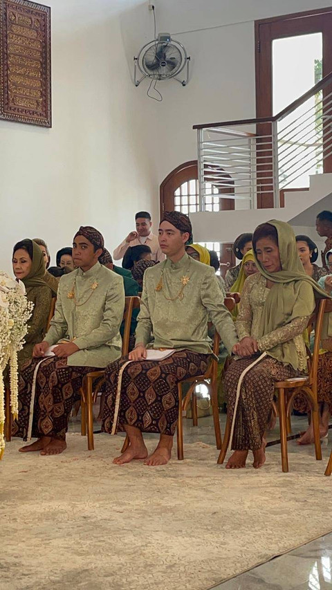 Eks Menteri Kelautan dan Perikanan RI Susi Pudjiastuti di pernikahan putrinya, Nadine Kaiser dan Geoffrey Alain Gerald Meyssonnier di Masjid Istiqomah, Pangandaran, pada Minggu (25/8). Foto: Arifin Asydhad/kumparan