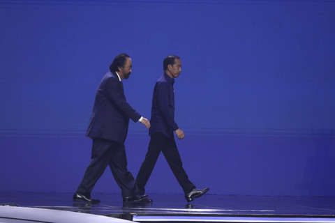Presiden Jokowi bersama Ketua Umum Partai NasDem, Surya Paloh saat pembukaan Kongres III Partai NasDem di JCC Senayan, Jakarta, Minggu (25/8/2024). Foto: Iqbal Firdaus/kumparan