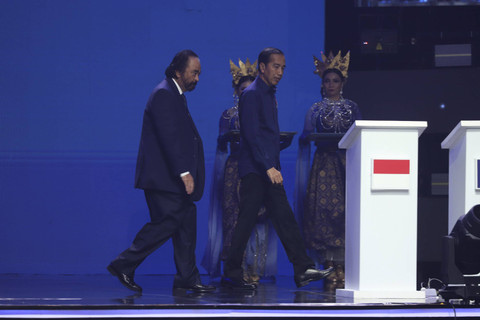 Presiden Jokowi bersama Ketua Umum Partai NasDem, Surya Paloh saat pembukaan Kongres III Partai NasDem di JCC Senayan, Jakarta, Minggu (25/8/2024).  Foto: Iqbal Firdaus/kumparan