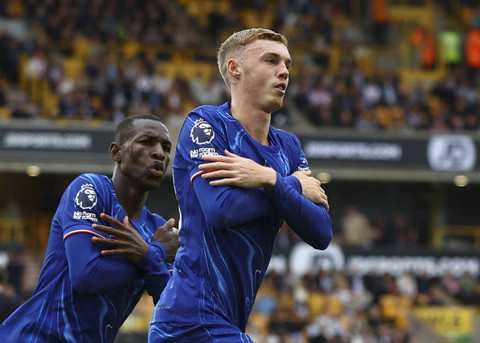 Pemain Chelsea Cole Palmer merayakan gol kedua dengan Nicolas Jackson pada pertandingan Liga Inggris antara Wolverhampton Wanderers melawan Chelsea di Stadion Molineux, Wolverhampton, Inggris, Minggu (25/8/2024). Foto: Molly Darlington/REUTERS