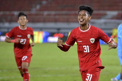 Pesepak bola Timnas Indonesia U-17 Evandra Florasta (kanan) berselebrasi usai mencetak gol ke gawang Timnas India U-17 saat pertandingan persahabatan internasional di Stadion Kapten I Wayan Dipta Gianyar, Bali, Minggu (25/8/2024). Foto: Fikri Yusuf/ANTARA FOTO
