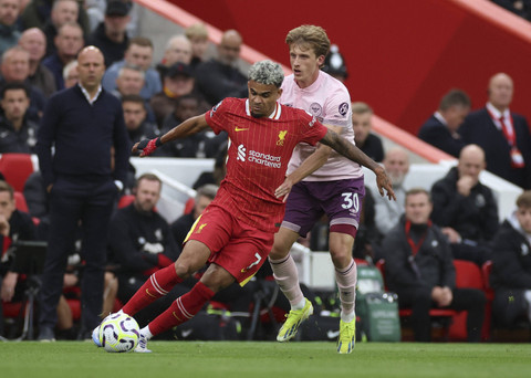 Luis Diaz dari Liverpool beraksi dengan pemain Brentford Mads Roerslev pada pertandingan Liga Inggris antara Liverpool melawan Brentford di Stadion Anfield, Liverpool, Inggris, Minggu (25/8/2024). Foto: PHIL NOBLE/REUTERS
