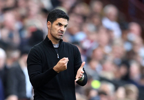 Mikel Arteta saat Aston Villa vs Arsenal dalam laga pekan kedua Liga Inggris 2024/25 di Stadion Villa Park pada Sabtu (24/8) malam WIB. Foto: Gambar Aksi melalui Reuters/Ed Sykes