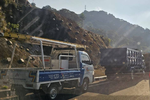 Pembongkaran warung-warung di pinggir jalan Puncak, Bogor, Senin (26/8/2024). Foto: Ikhwanul Habibi/kumparan