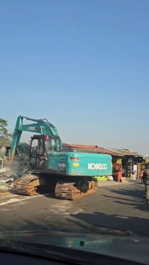 Pembongkaran warung-warung di pinggir jalan Puncak, Bogor, Senin (26/8/2024) Foto: Ikhwanul Habibi/kumparan