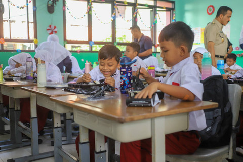 Siswa menyantap makanan saat mengikuti uji coba makan bergizi gratis di Sekolah Dasar Negeri (SDN) 04 Cipayung, Jakarta Timur, Senin (26/8/2024). Foto: Iqbal Firdaus/kumparan