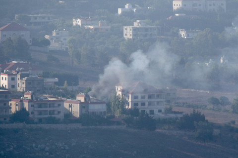 Asap mengepul dari area yang menjadi sasaran serangan udara Israel di desa Khiam di Lebanon, Minggu (25/8/2024). Foto: Rabih DAHER / AFP