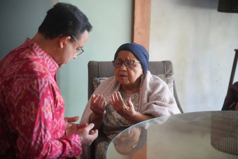 Anies Baswedan mengenakan baju tenun berwarna merah saat akan berangkat dari kediamannya di Lebak Bulus, Cilandak, Jakarta Selatan. Foto: Dok. Istimewa