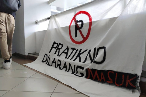 Sejumlah spanduk dibentangkan mahasiswa di Fisipol UGM, Senin (26/8/2024). Foto: Arfiansyah Panji Purnandaru/kumparan