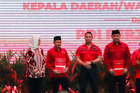 Airin Rachmi Diany (kiri) dan Andika Perkasa menerikam SK Rekomendasi untuk maju Pilkada 2024 di Kantor DPP PDIP, Jakarta, Senin (26/8/2024). Foto: Syawal Darisman/kumparan